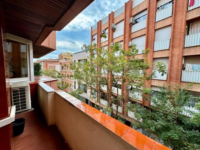 Piso en venta en Barcelona, Vila de Gràcia. ¡4 dormitorios DOBLES, 2 baños, balcón, ascensor y parking opcional! Lo tiene todo. Pisos.