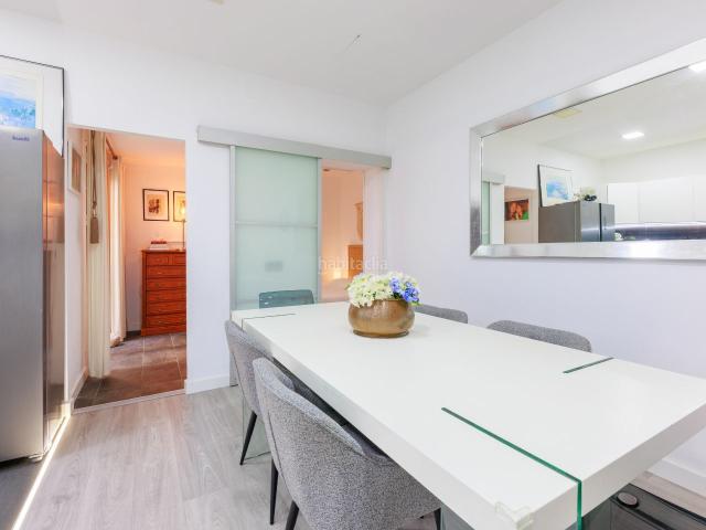 Piso en venta en Barcelona, Vila de Gràcia. Vivir y trabajar en Gràcia: bajo reformado con dos patios y dos entradas independientes. Pisos.