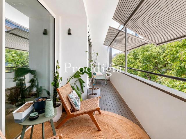 Piso en venta en Barcelona, Vila de Gràcia. Exclusiva vivienda de 4 habitaciones, en finca señorial, completamente exterior. Pisos.