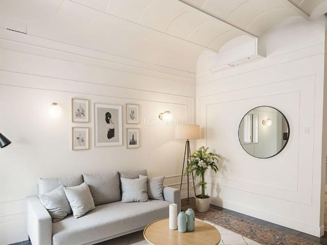 Piso en venta en Barcelona, Vila de Gràcia. Luminoso piso con balcón, calefacción y aire acondicionado en la emblemática Vila de Gràcia. Pisos.