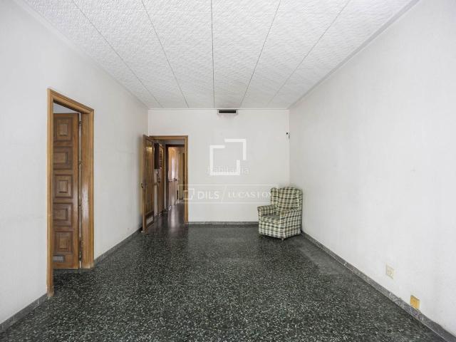 Piso en venta en Barcelona, Vila de Gràcia. Piso con gran potencial de reforma y 68m terrazas en venta en Gràcia, Barcelona. Pisos.