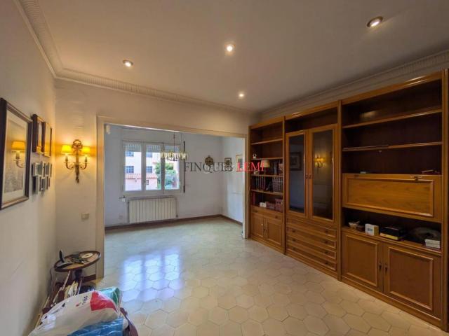 Piso en venta en Barcelona, Vila de Gràcia. Piso en finca regia en Gràcia Ascensor con 4 habitaciones 2 baños y gran potencial en Torrent de lOlla. Pisos.