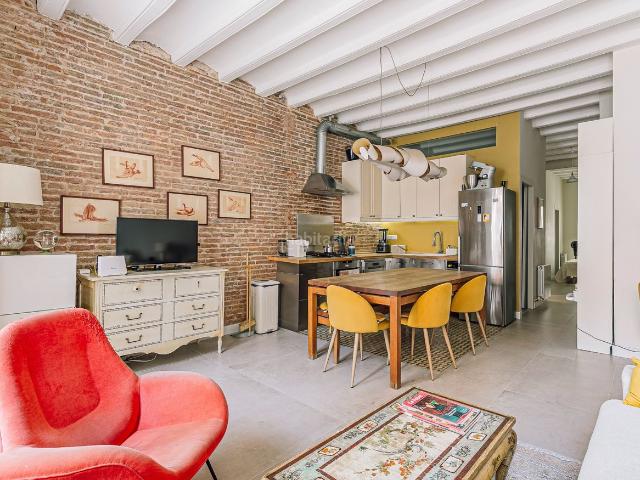 Piso en venta en Barcelona, Vila de Gràcia. Piso en venta en Gràcia con 2 habitaciones y balcón, Barcelona. Pisos.