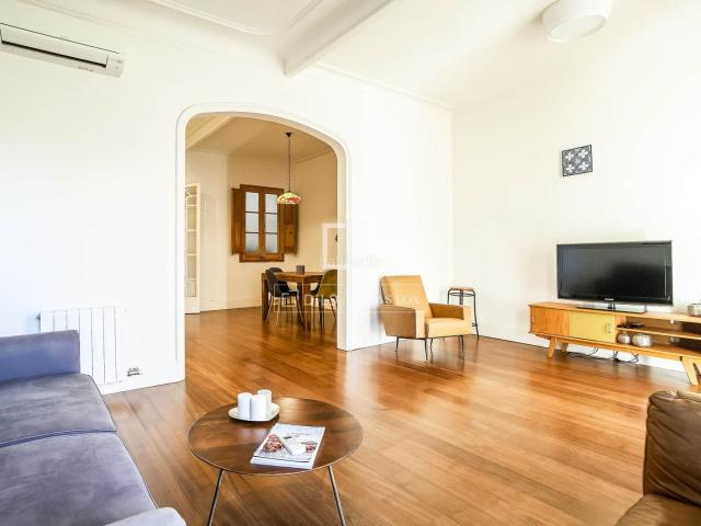 Piso en venta en Barcelona, Vila de Gràcia. Piso luminoso de 138 m con tres dormitorios y dos baños en venta en el corazón de Gràcia. Pisos.