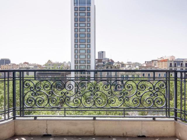 Piso en venta en Barcelona, Vila de Gràcia. Residencia señorial en Passeig de Gràcia con terraza, vistas únicas y potencial de alto standing. Pisos.