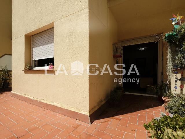 Piso en venta en Barcelona, Vilapicina Torre Llobeta. Oportunidad en Avinguda dels Quinze con gran terraza de 30 m2. Pisos.