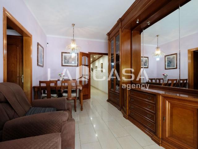 Piso en venta en Barcelona, Vilapicina Torre Llobeta. ? ¡Listo para entrar a vivir! Amplio piso de 3 habitaciones con balcón y ascensor ?. Pisos.