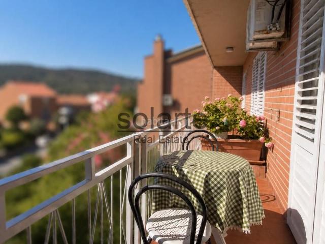 Piso en venta en Barcelona, Baix Guinardó. Luminoso Piso reformado con Balcon. Pisos.