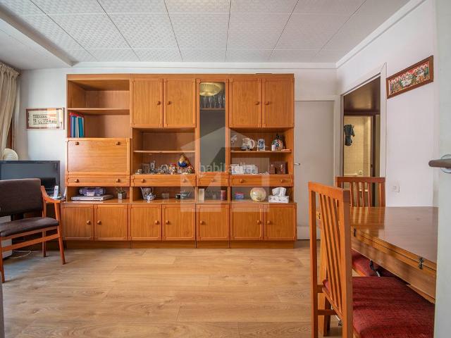 Piso en venta en Barcelona, Baix Guinardó. Piso en venta exterior con dos balcones en el Baix Guinardó, junto a la calle de Pi i Margall. Barcelona. Pisos.