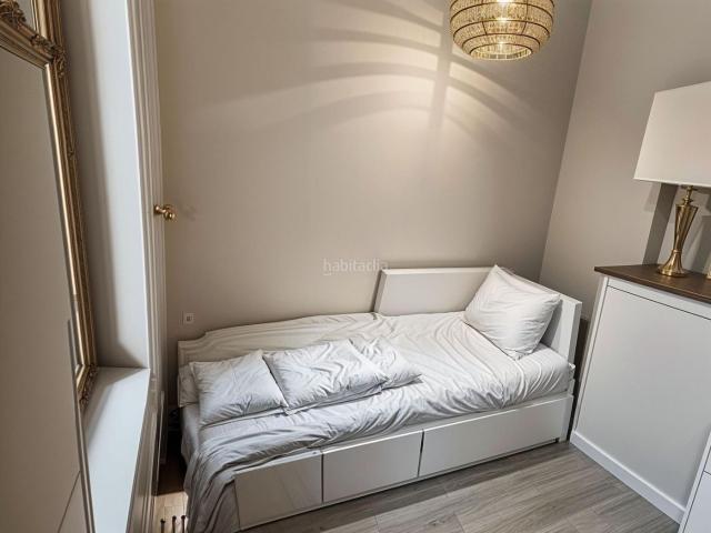 Piso en venta en Barcelona, Barceloneta. Planta baja reformada, lista para entrar. Pisos.