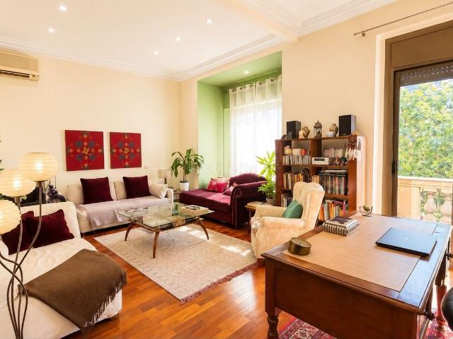 Piso en venta en Barcelona, Barri de les Corts. Elegante vivienda en fina señorial junto a Francesc Macià. Pisos.