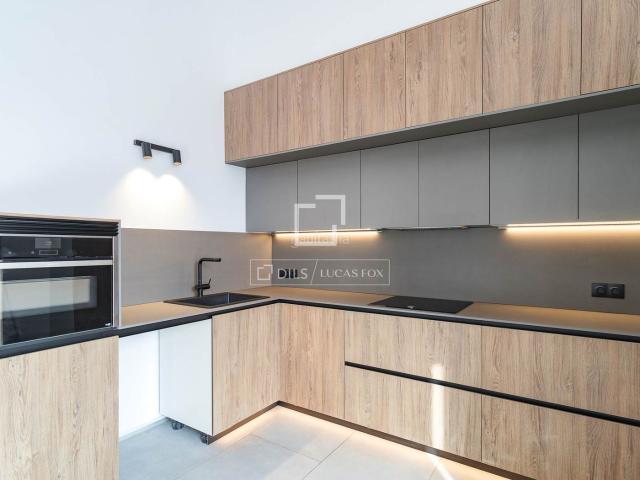 Piso en venta en Barcelona, Barri de les Corts. Excelente piso con dos dormitorios y terraza de 14m en venta en Les Corts, Barcelona. Pisos.