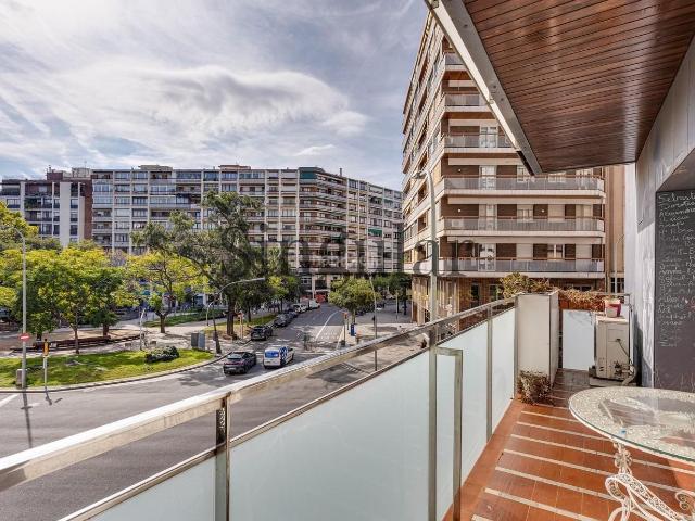 Piso en venta en Barcelona, Barri de les Corts. Exclusiva finca esquinera muy luminosa, con la mejor orientación y vistas despejadas. Pisos.