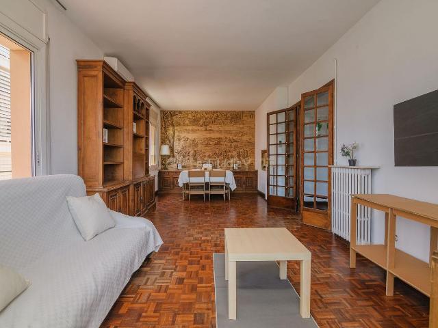 Piso en venta en Barcelona, Barri de les Corts. Piso Totalmente Exterior junto a la Avenida Diagonal. Pisos.