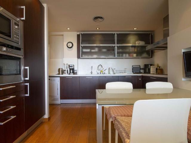Piso en venta en Barcelona, Barri de les Corts. Pisos.