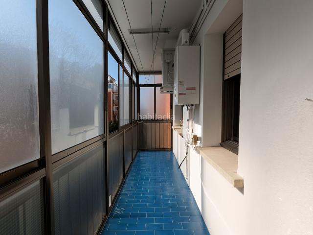 Piso en venta en Barcelona, Bon Pastor. Luminosa vivienda en calle Flix con 3 habitaciones exteriores y balcón generoso en Calle Flix. Pisos.