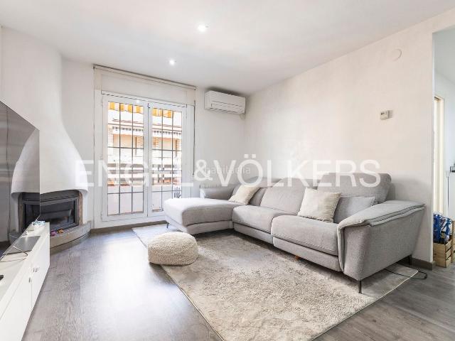 Piso en venta en Barcelona, Bon Pastor. Tríplex con gran terraza y parking. Pisos.