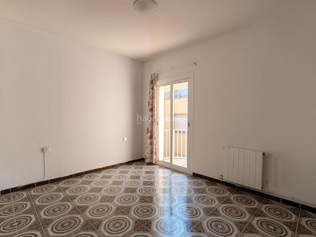 Piso en venta en Barcelona, Bon Pastor. Vivienda de 3 habitaciones bien distribuida en Calle Mare Eterna. Pisos.