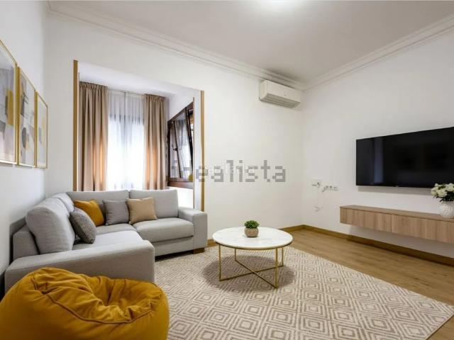 Piso en venta en Barcelona, Can Baró. AMPLIO Y LUMINOSO PISO EN PLENA AVENIDA. Pisos.