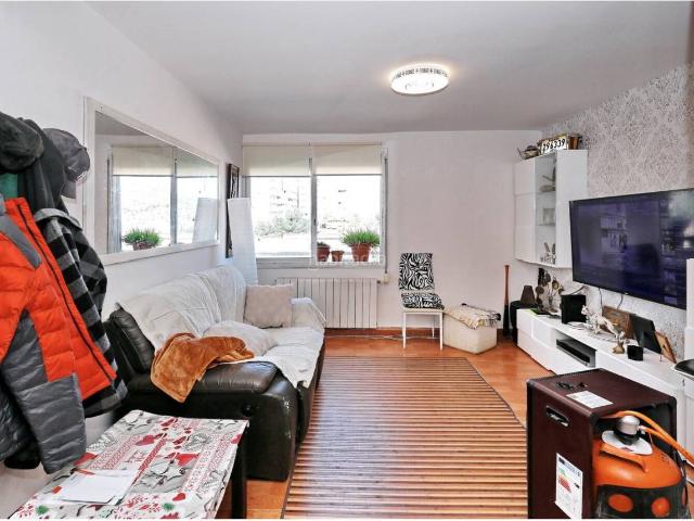 Piso en venta en Barcelona, Ciutat Meridiana. Oportunidad junto al metro Ciutat Meridiana. Pisos.