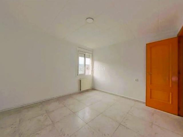 Piso en venta en Barcelona, Ciutat Meridiana. alquilado a la venta en barcelona. Pisos.