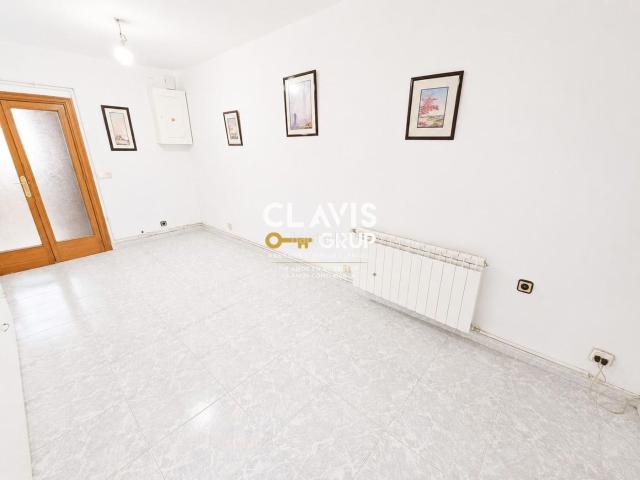 Piso en venta en Barcelona, Ciutat Meridiana. ASCENSOR CIUTAT MERIDIANA 3 HABITACIONES. Pisos.