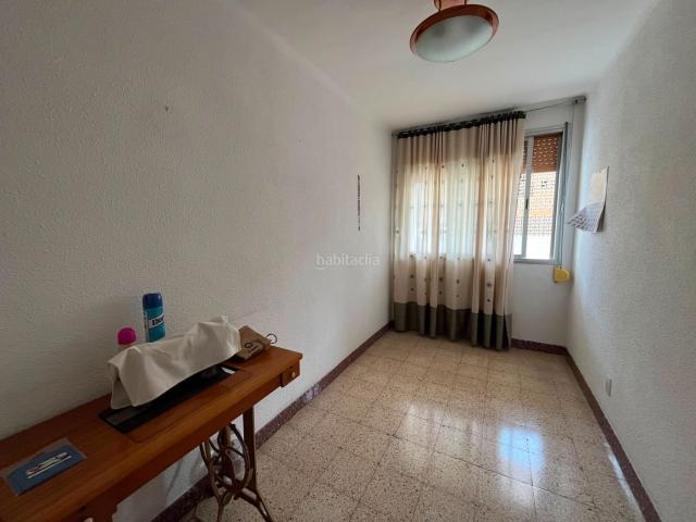 Piso en venta en Barcelona, Ciutat Meridiana. Con Ascensor para Reformar con 76 metros y 3 habitaciones Exterior. Pisos.