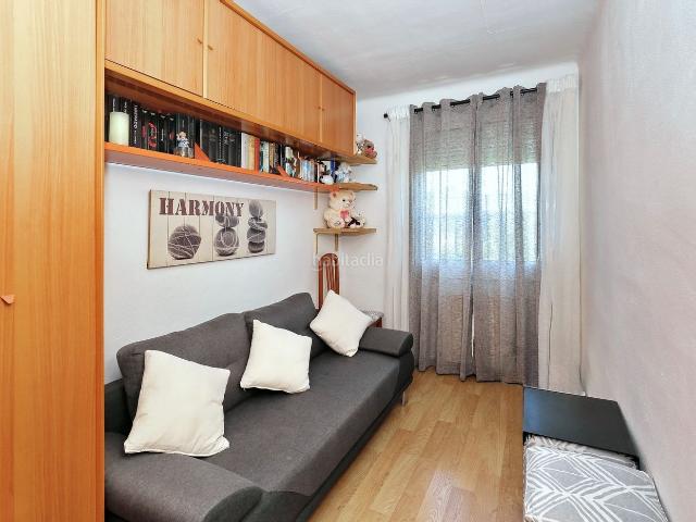 Piso en venta en Barcelona, Ciutat Meridiana. Piso totalmente exterior y todo reformado. Pisos.