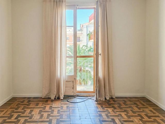 Piso en venta en Barcelona, Congrés Indians. AMPLIO PISO A REFORMAR INTEGRAMENTE. Pisos.