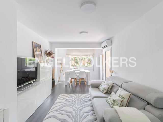 Piso en venta en Barcelona, Congrés Indians. Excepcional propiedad con terraza y reforma integral, lista para entrar a vivir. Pisos.