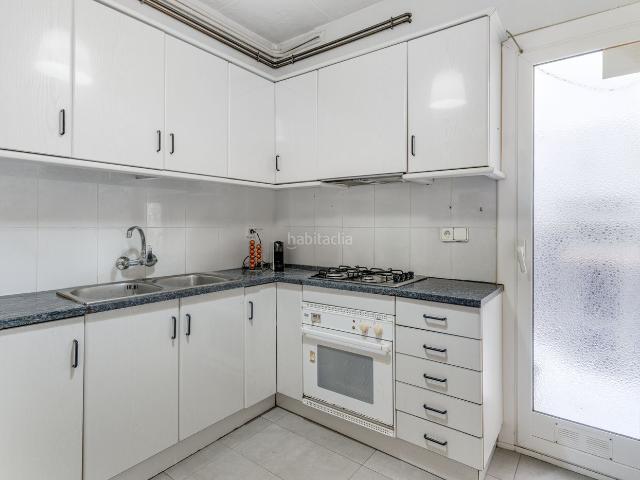 Piso en venta en Barcelona, Congrés Indians. Piso de 83 m con 3 dormitorios y terraza en Barcelona. Pisos.