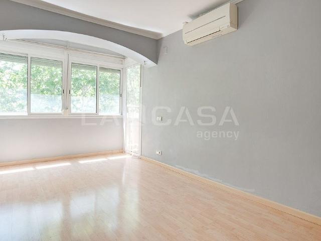 Piso en venta en Barcelona, de 57 m² 3 habitaciones por 258.000