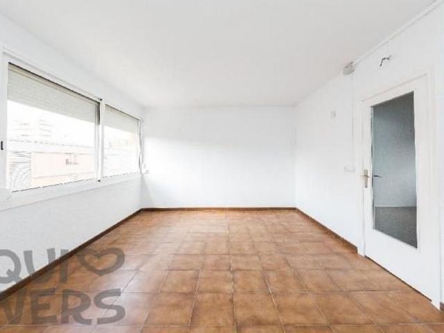 Piso en venta en Barcelona, de 55 m² 3 habitaciones por 107.735