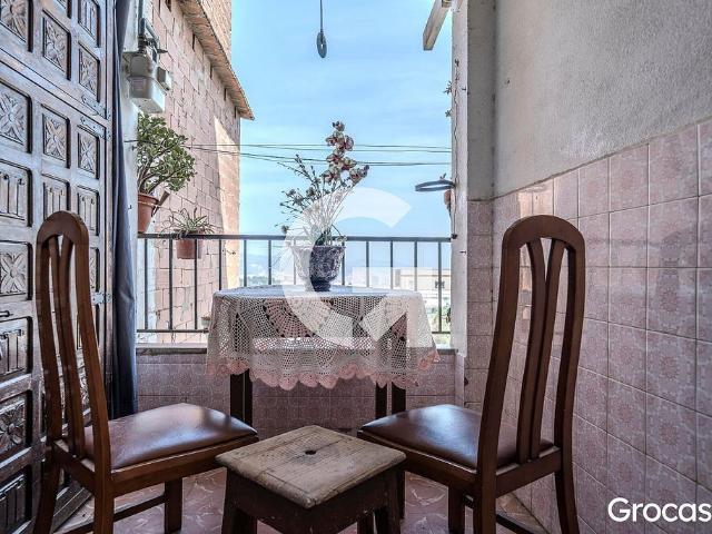 Piso en venta en Barcelona, de 67 m² 4 habitaciones por 169.000