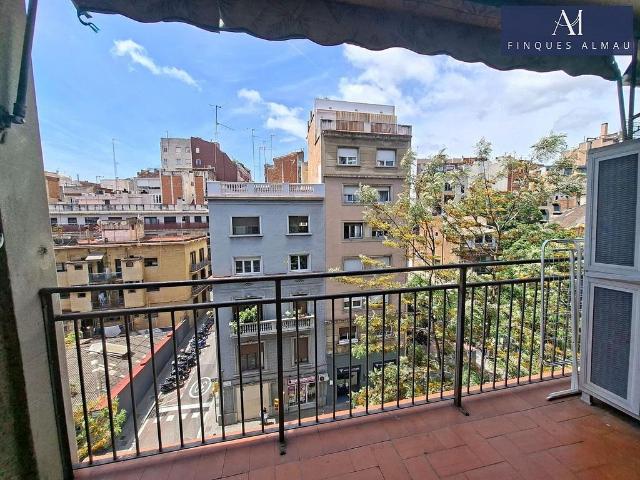 Piso en venta en calle Baixada de la Glòria, Barcelona, de 65 m² 3 habitaciones por 410.000