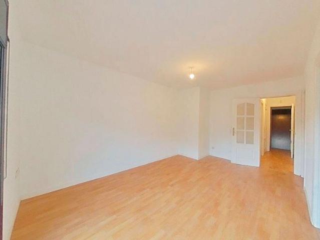Piso en venta en Barcelona, de 68 m² 3 habitaciones por 172.300