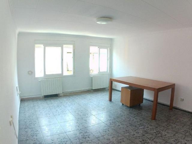 Piso en venta en Barcelona, de 69 m² 3 habitaciones por 220.000