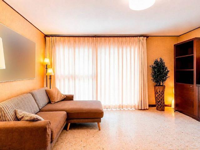 Piso en venta en Barcelona, de 74 m² 4 habitaciones por 366.000