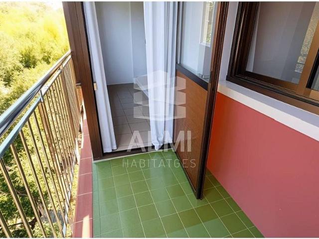 Piso en venta en plaza De Mossèn Clapés, Barcelona, de 74 m² 4 habitaciones por 369.000