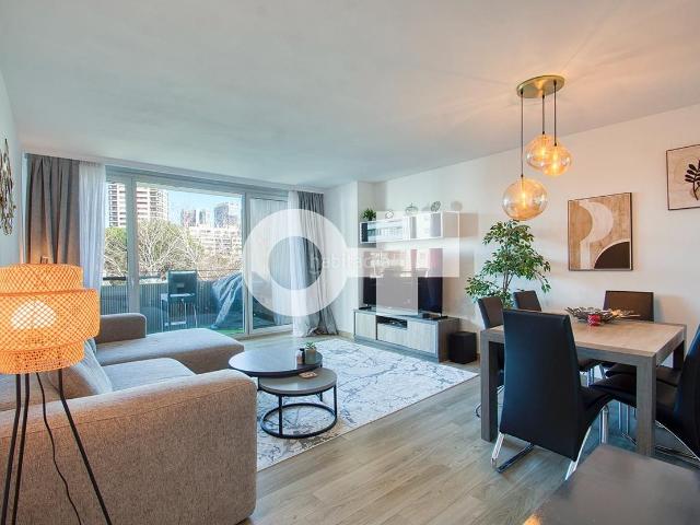 Piso en venta en Barcelona, Diagonal Mar i el Front Marítim del Poblenou. TOTALMENTE EXTERIOR PISCINA COMUNITARIA JARDÍN REFORMADO RECIENTEMENTE 3 HAB 2 BAÑOS TERRAZA ORIENTACIÓN SURESTE.