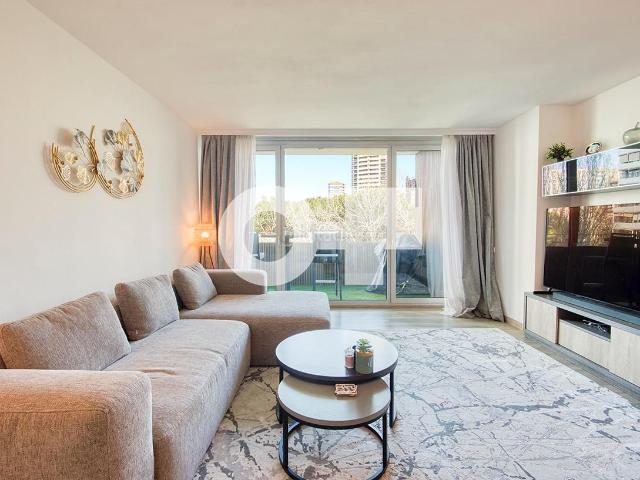 Piso en venta en Barcelona, Diagonal Mar i el Front Marítim del Poblenou. TOTALMENTE EXTERIOR PISCINA COMUNITARIA JARDÍN REFORMADO RECIENTEMENTE 3 HAB 2 BAÑOS TERRAZA ORIENTACIÓN SURESTE.