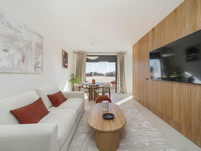 Piso en venta en Barcelona, Dreta de l´Eixample. Ático reformado con terraza soleada y vistas en Consell de Cent. Pisos.
