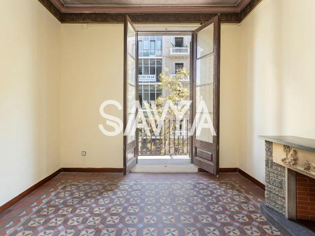 Piso en venta en Barcelona, Dreta de l´Eixample. Exclusiva Oportunidad de Reforma en el Corazón del Eixample Piso con Patio Privado. Pisos.