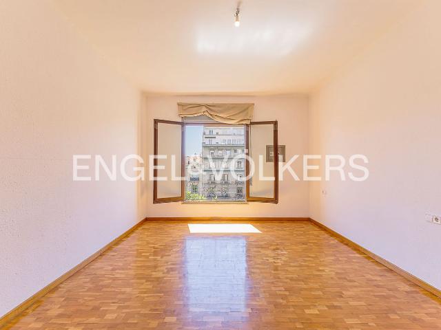 Piso en venta en Barcelona, Dreta de l´Eixample. Exclusivo piso alto en finca regia en Eixample. Pisos.
