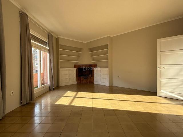 Piso en venta en Barcelona, Dreta de l´Eixample. Piso a refromar de dos habitaciones con posibilidad de tres habtaciones alto luminoso. Pisos.