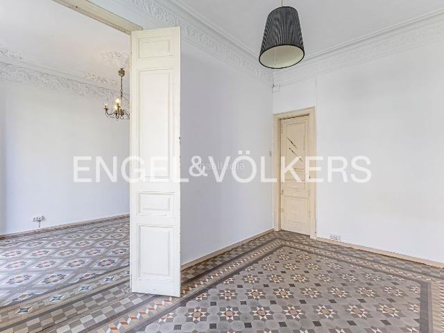 Piso en venta en Barcelona, Dreta de l´Eixample. Piso modernista a reformar en finca regia en Eixample Dreta. Pisos.