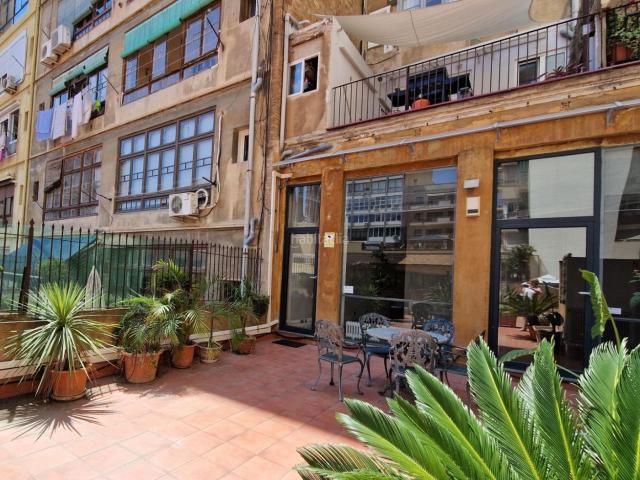 Piso en venta en Barcelona, Dreta de l´Eixample. Venta de piso con gran terraza en calle de Nàpols. Pisos.