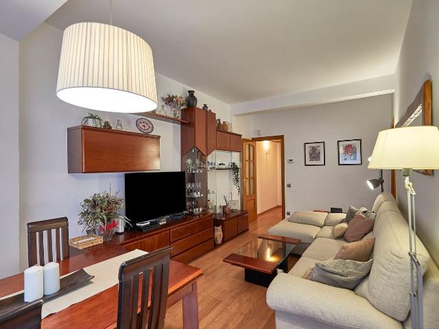 Piso en venta en Barcelona, El Camp d´en Grassot i Gràcia Nova. Descubre esta luminosa vivienda situada en la calle Bailen, junto al Passeig de Sant Joan, en pleno corazón de la Dreta de lEixam. Pisos.