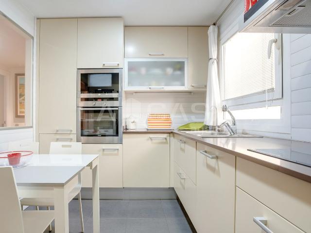Piso en venta en Barcelona, El Camp d´en Grassot i Gràcia Nova. Piso de 102 m con 3 dormitorios y ascensor en Rosselló, Barcelona. Pisos.