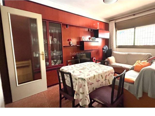 Piso en venta en Barcelona, El Camp d´en Grassot i Gràcia Nova. Piso de 4 habitaciones y pequeño patio en venta en Carrer den Grassot. Pisos.